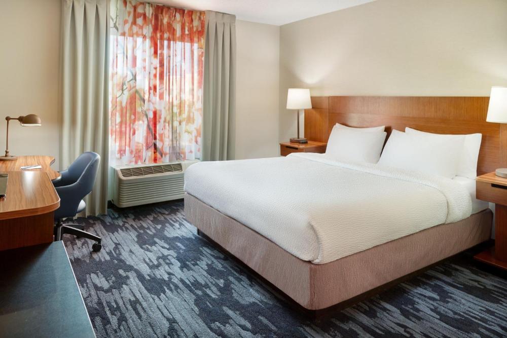 King Room with Adapted Tub - Mobility and Hearing Accessible interior